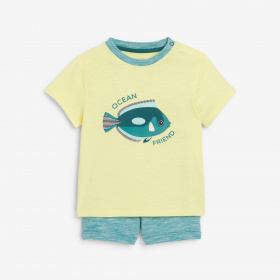 Тениска със синя рибка и къси панталони от елегантно плетиво