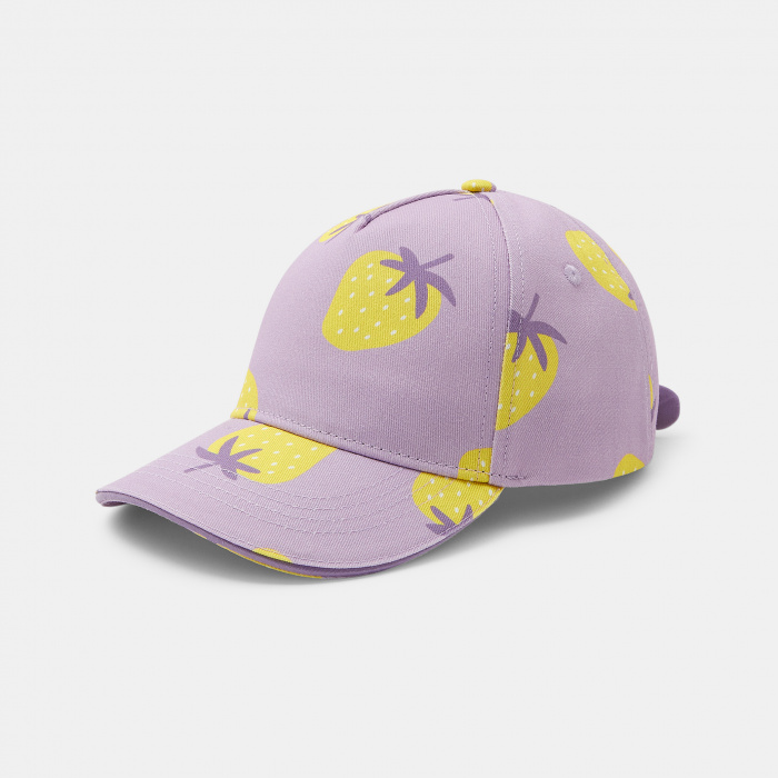 Лилава шапка с щампа на ягоди
