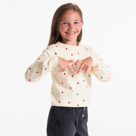 Пуловер в цвят екрю с мотиви на сърца