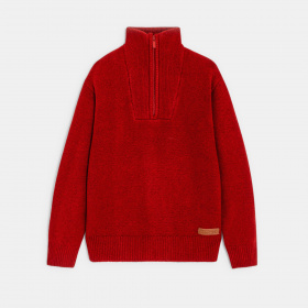 Червен пуловер с висока яка