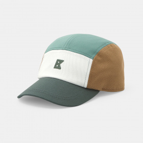 Зелена шапка с цветни блокчета