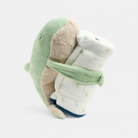 Плюшена играчка и одеало