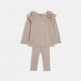 Бежов пуловер и клин