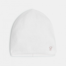 Бяла плетена шапка