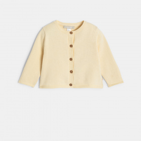 Жълта плетена жилетка