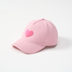 Розова шапка с мотив на сърце