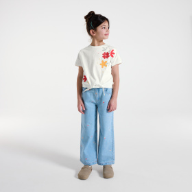 Бяла тениска с флорални мотиви