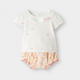 Тениска с плодове и оранжеви къси панталони