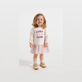 Бежова рокля с надпис „cosy club“