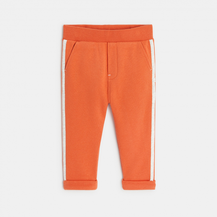 Оранжев суитшърт и панталони за джогинг