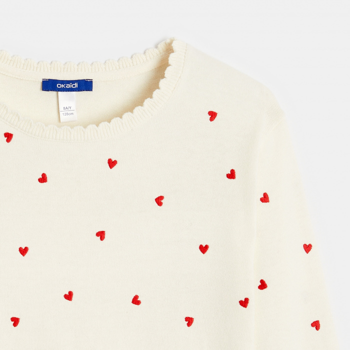 Пуловер в цвят екрю с мотиви на сърца