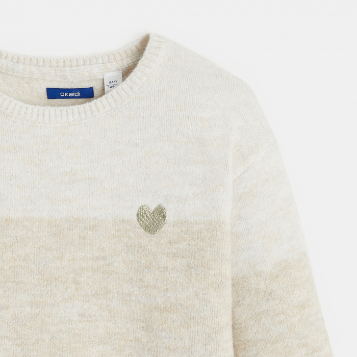 Трицветен пуловер с бродерано сърце