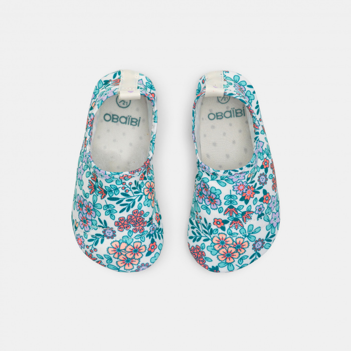 Сини обувки за плуване на цветя
