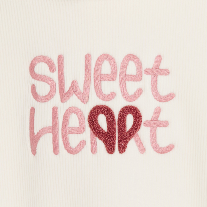 Бял рипсен суитшърт с качулка и бродиран надпис