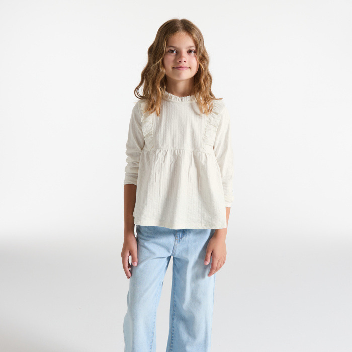 Бяла блуза с волани