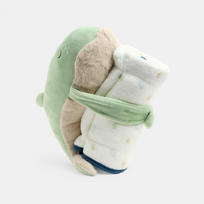 Плюшена играчка и одеало