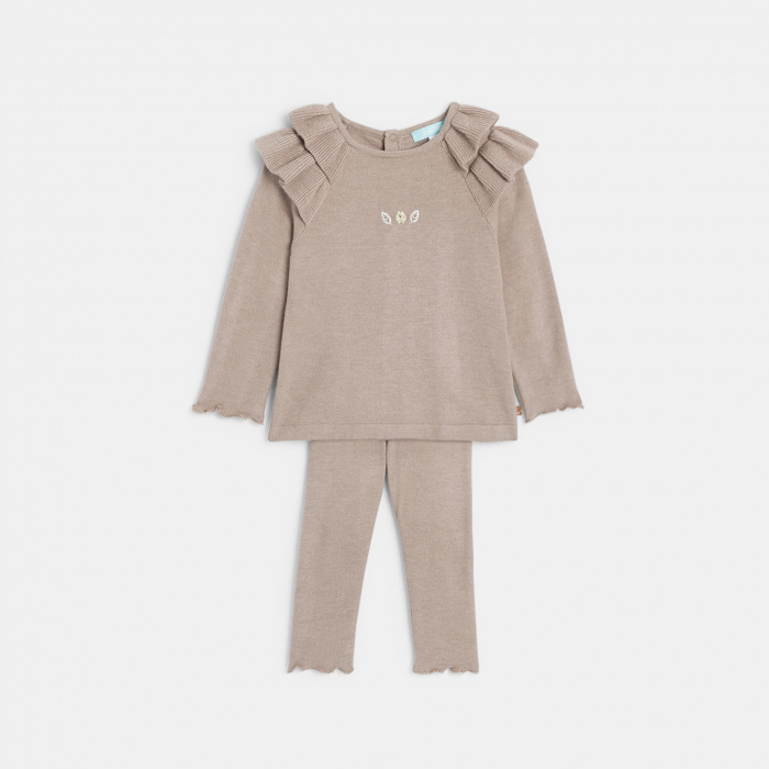 Бежов пуловер и клин