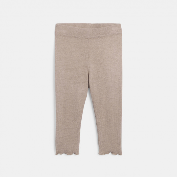 Бежов пуловер и клин