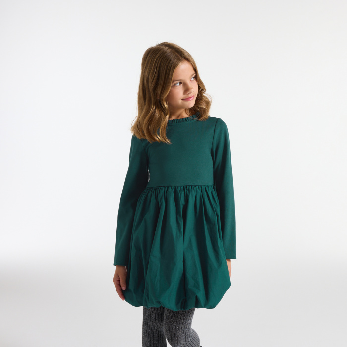 Зелена рокля с дълъг ръкав