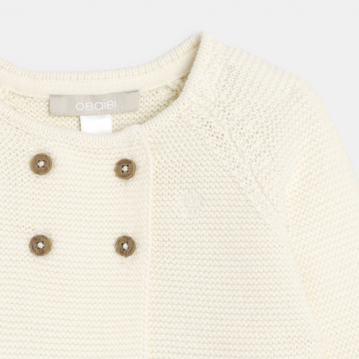 Бяла плетена жилетка с копчета