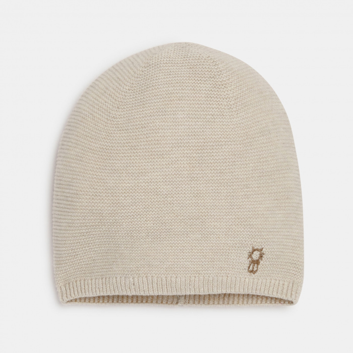 Бежова плетена шапка