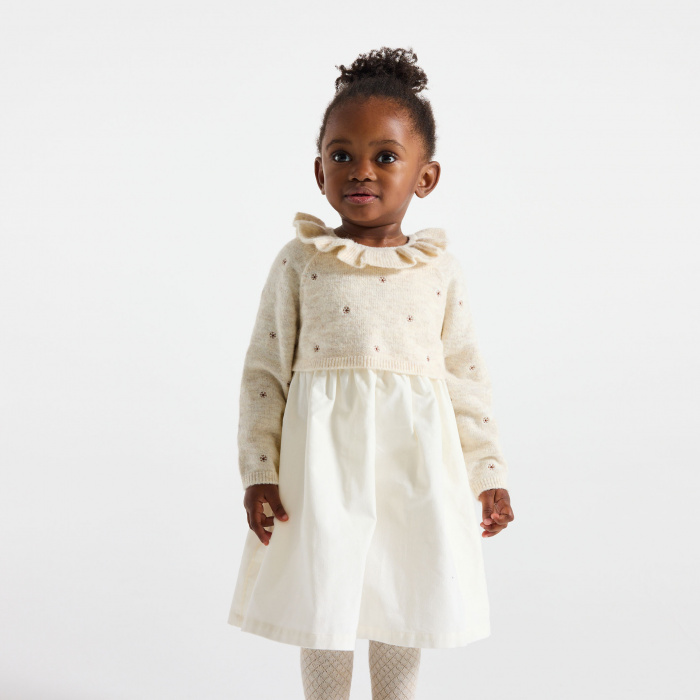 Бежова рокля с дълъг ръкав