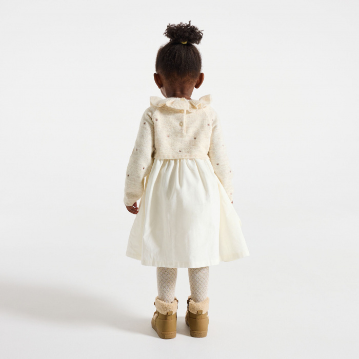 Бежова рокля с дълъг ръкав