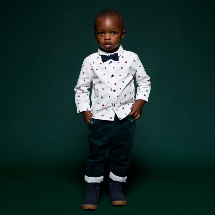 Бяла риза с празничен мотив