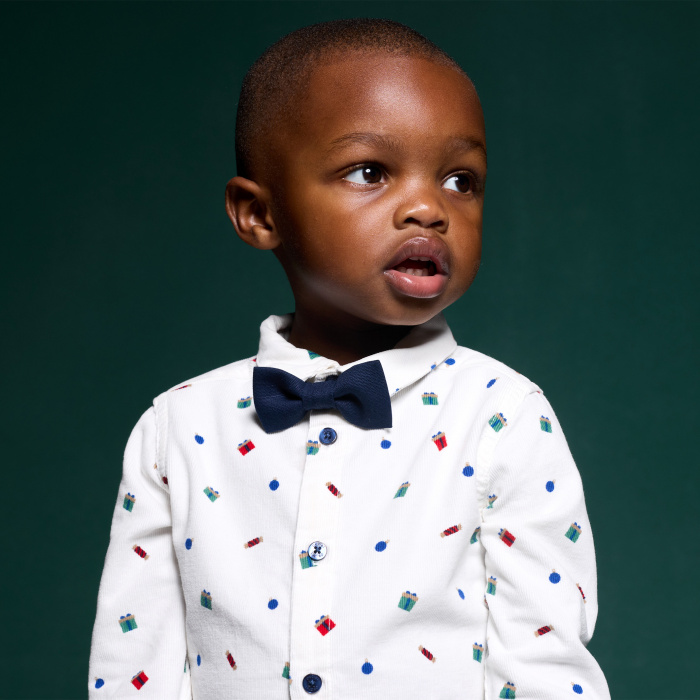 Бяла риза с празничен мотив