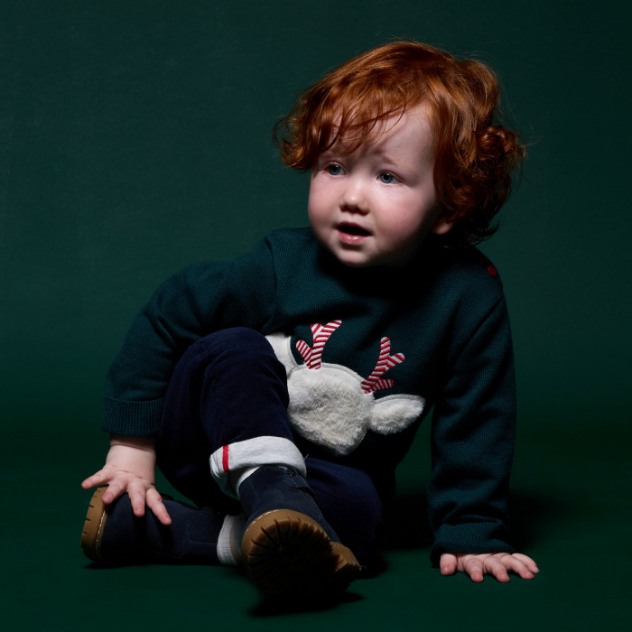 Зелен пуловер с щампа на северни елени