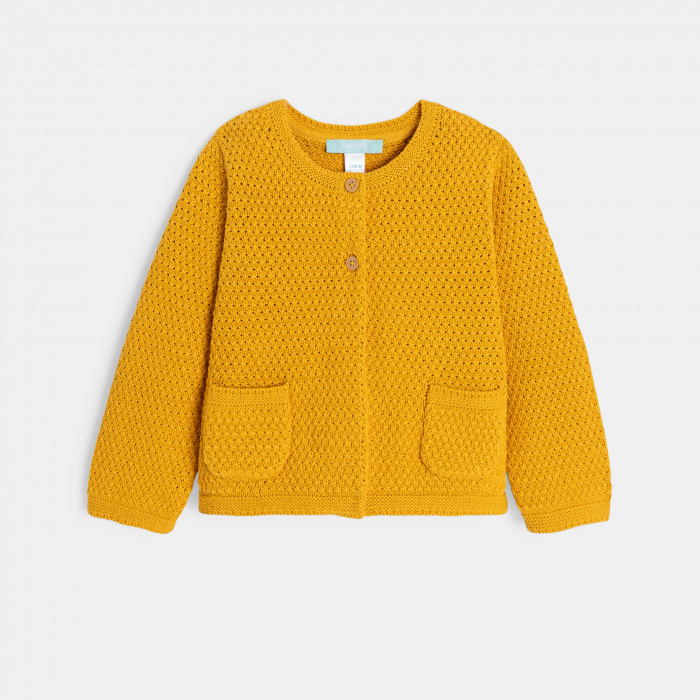 Жълта плетена жилетка