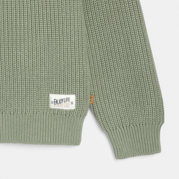 Едноцветен зелен пуловер