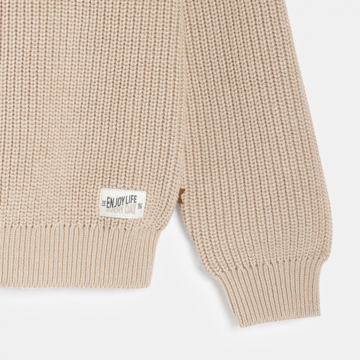 Бежов пуловер