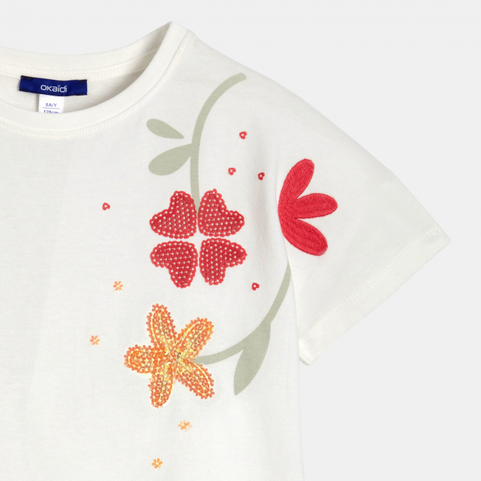 Бяла тениска с флорални мотиви