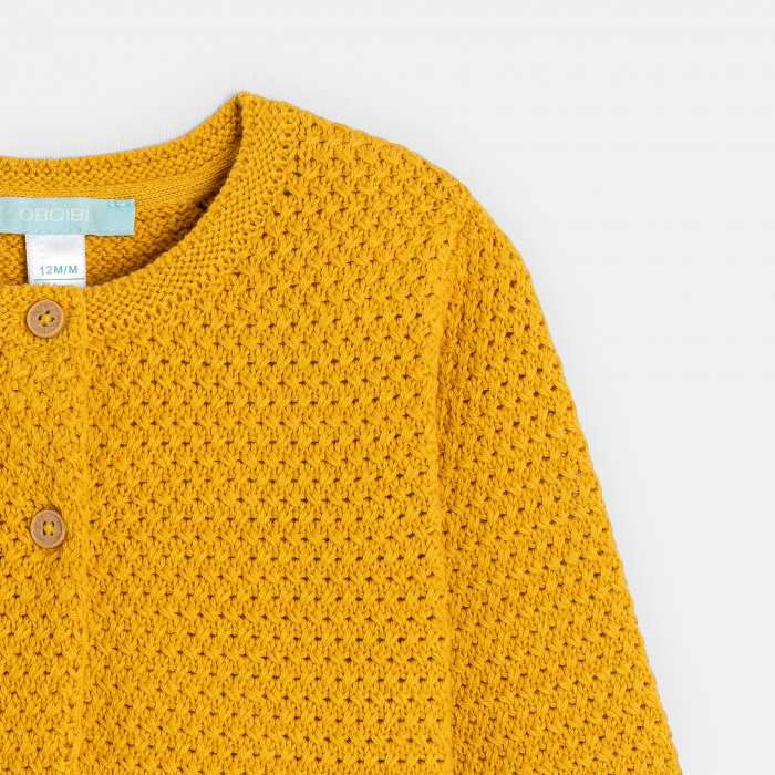 Жълта плетена жилетка