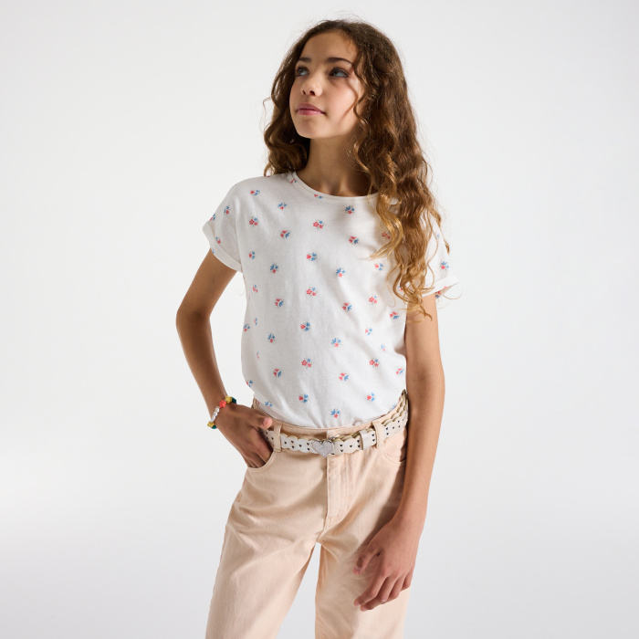 Бяла тениска с флорални мотиви