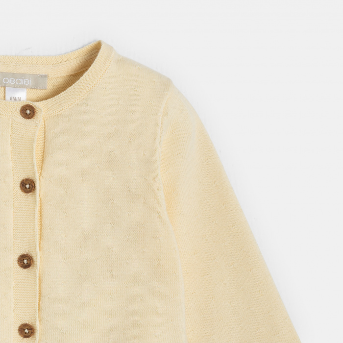 Жълта плетена жилетка