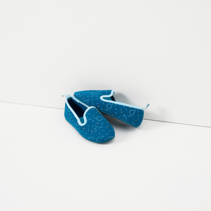 Сини пантофи с динозаври