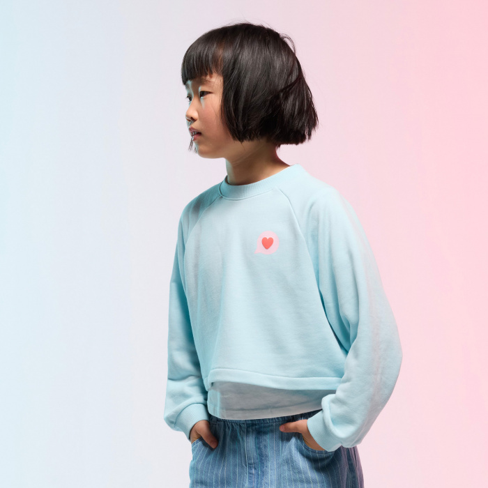 Светлосин къс суитшърт със сърце