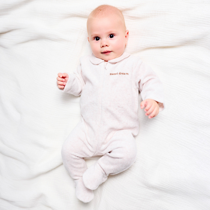 Бяла кадифена пижама