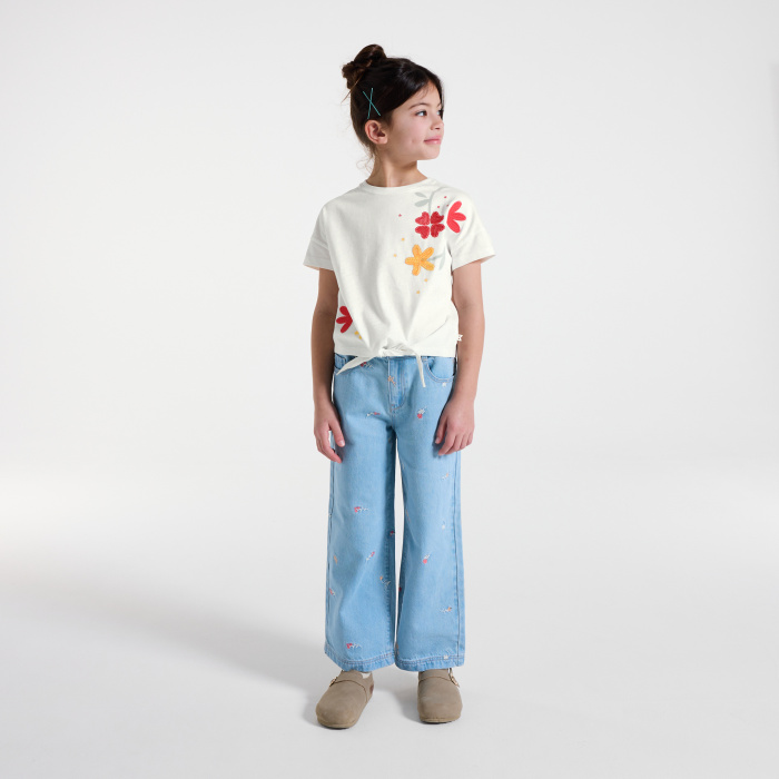 Бяла тениска с флорални мотиви