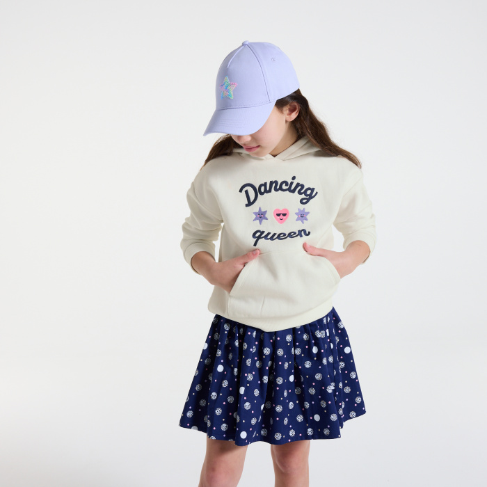 Бяла суитшърт с бродерия