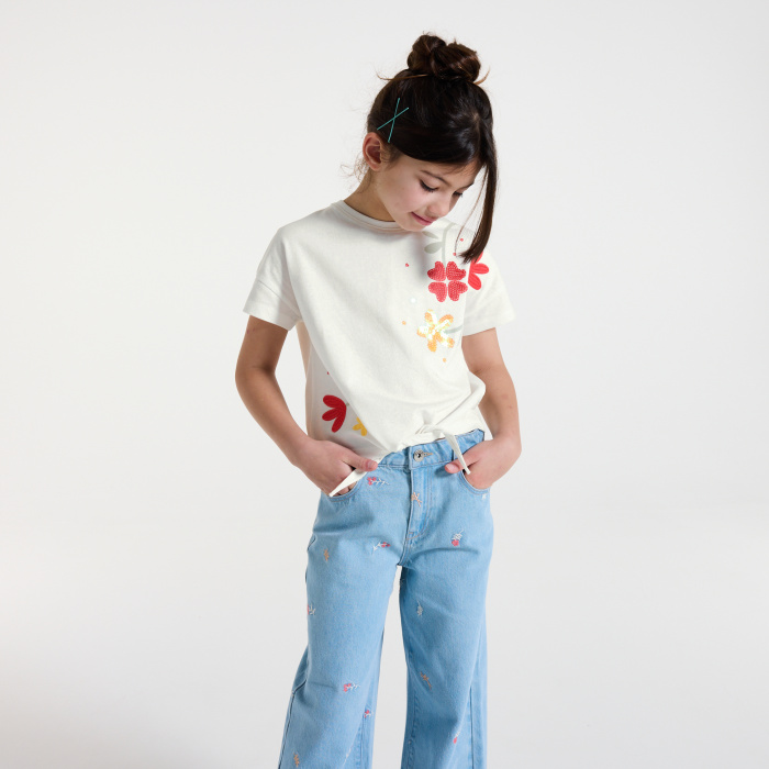 Бяла тениска с флорални мотиви