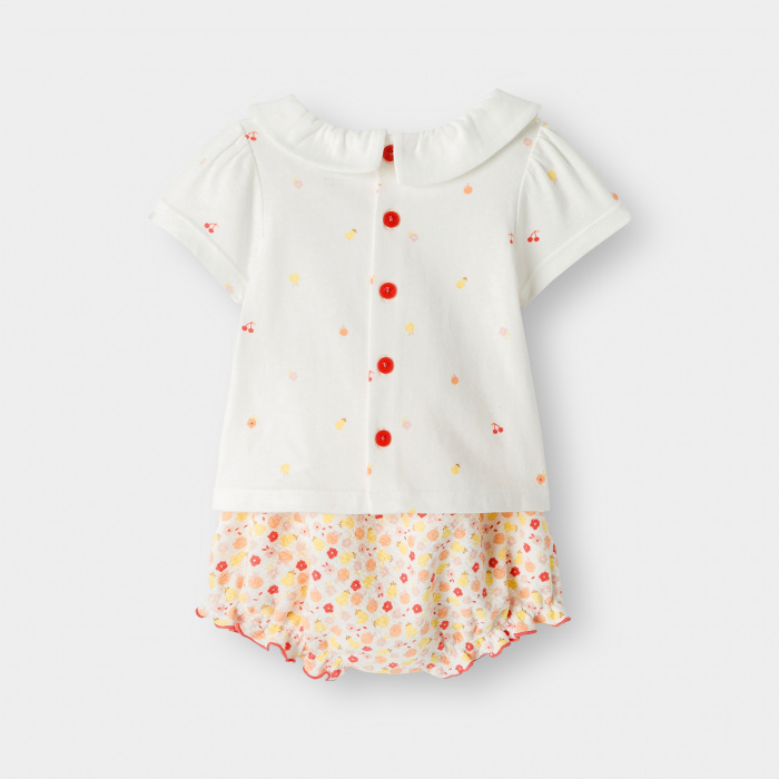 Тениска с плодове и оранжеви къси панталони