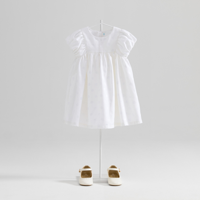 Бяла рокля на точки