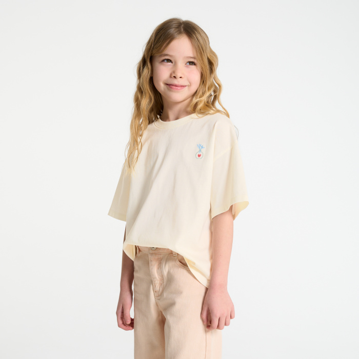 Бяла тениска с къс ръкав и шарка