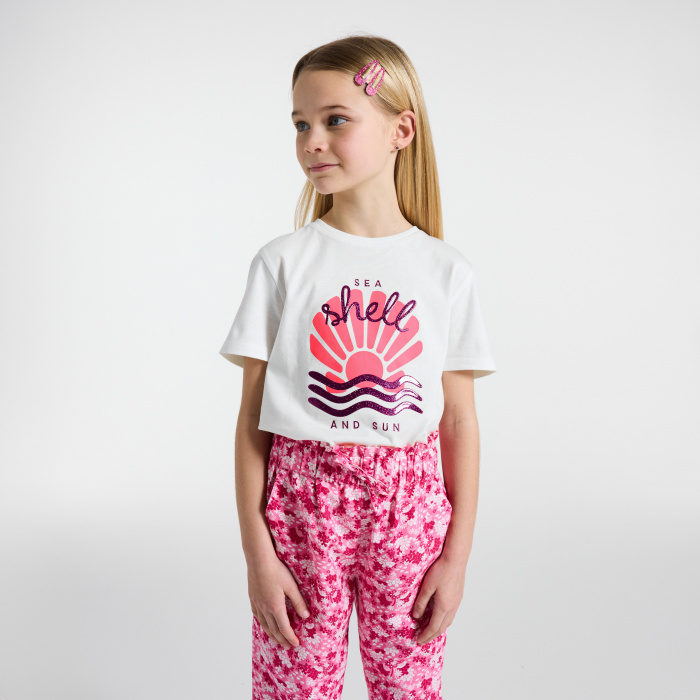 Бяла тениска с мотив и къс ръкав