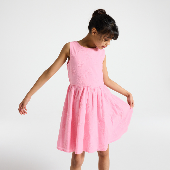 Розова бродирана рокля