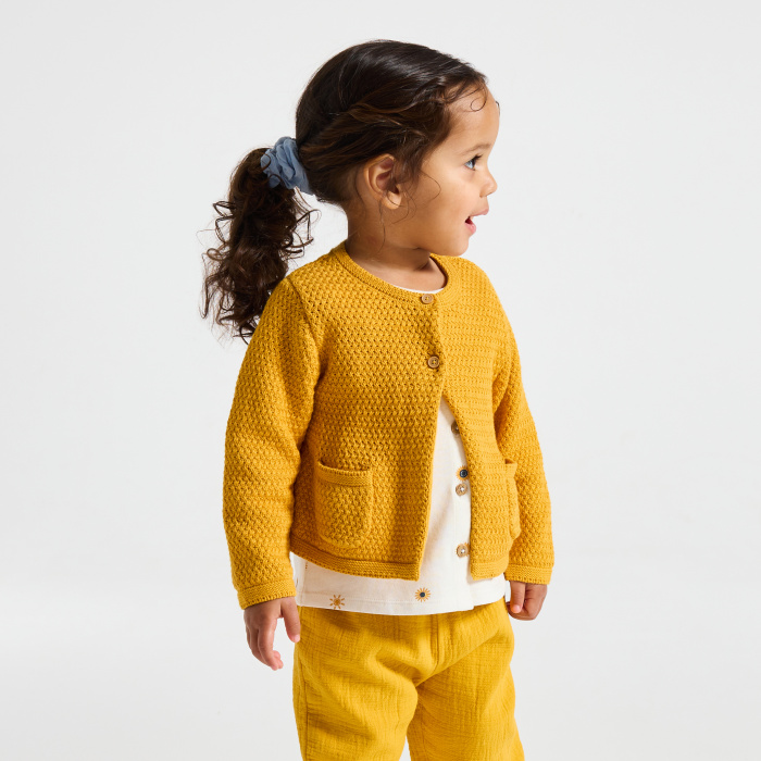 Жълта плетена жилетка