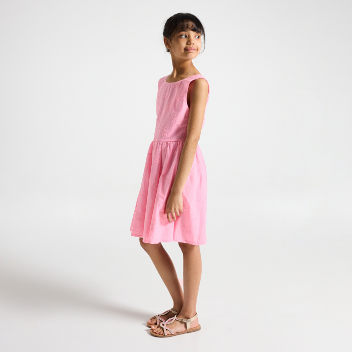 Розова бродирана рокля